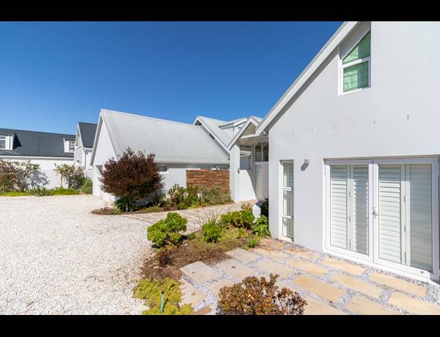 4 BEDROOM FREEHOLD FOR SALE IN GROTTO BAY